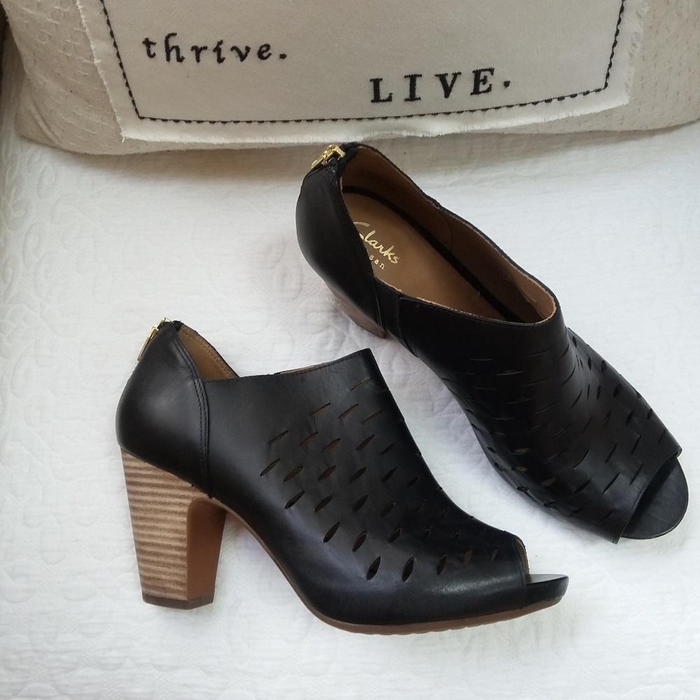 CLARKS Artisan peep toe booties EUC